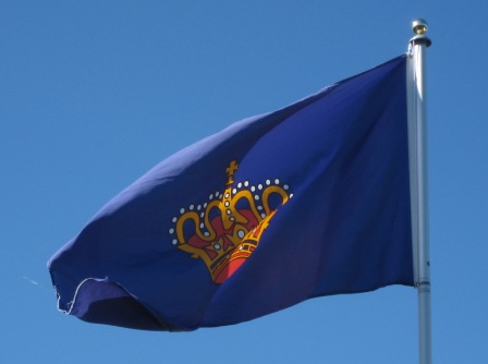 Goldene Krone im blauen Meer